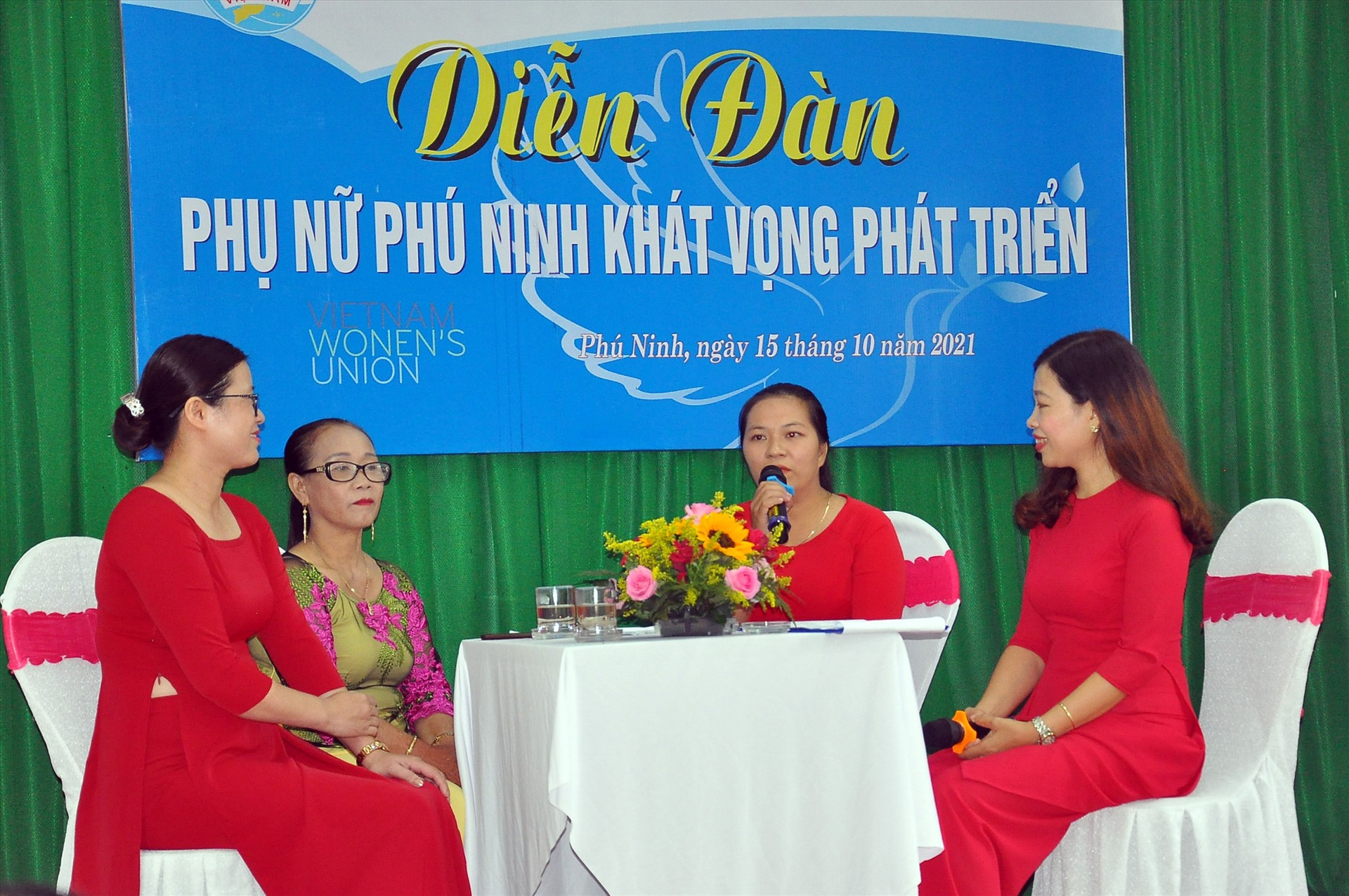 Cán bộ chi hội phụ nữ tiêu biểu ở Phú Ninh chia sẻ về kinh nghiệm hoạt động, tập hợp phụ nữ. Ảnh: VINH ANH