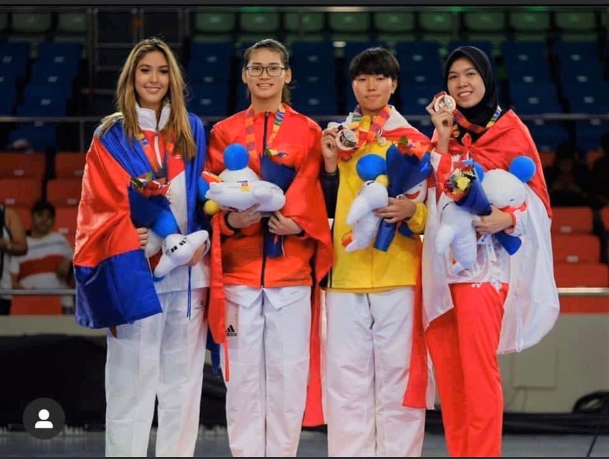 Phạm Thị Thu Hiền (thứ hai từ trái qua) giành huy chương vàng tại SEA Game 30. Ảnh nhân vật cung cấp