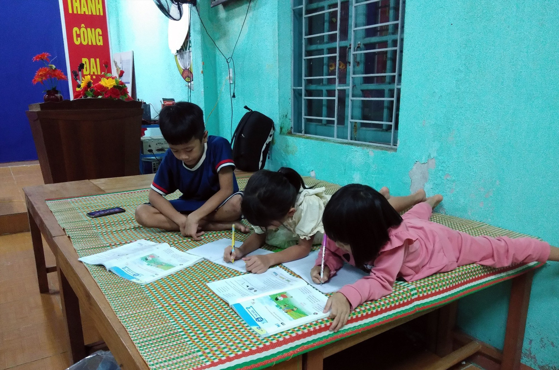 Các cháu nhỏ của ba hộ dân di dời tập trung, được đưa về trụ sở tổ Đàn Bộ đảm bảo an toàn và đang học bài hồi tối ngày 17.11.