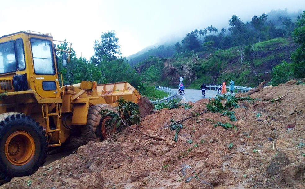 Phương tiện cơ giới được huy động thu dọn sạt lở đất trên tuyến đường Đông Trường Sơn tại xã Trà Đốc.