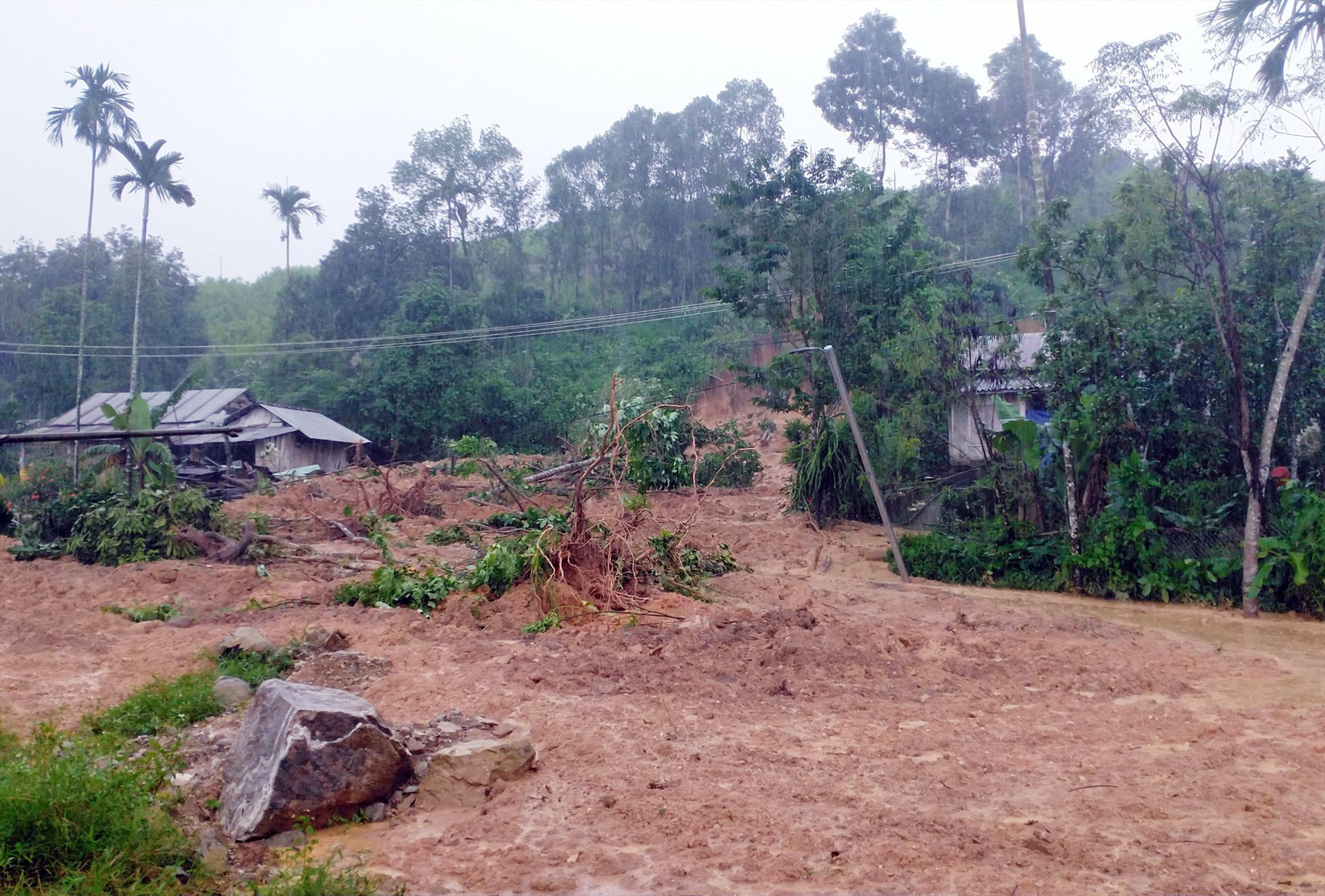 Vụ sạt đất rất hi hữu, chừa lại 2 nhà dân 2 bên tại thôn 3 xã Trà Giang rạng sáng nay ngày 18.11.