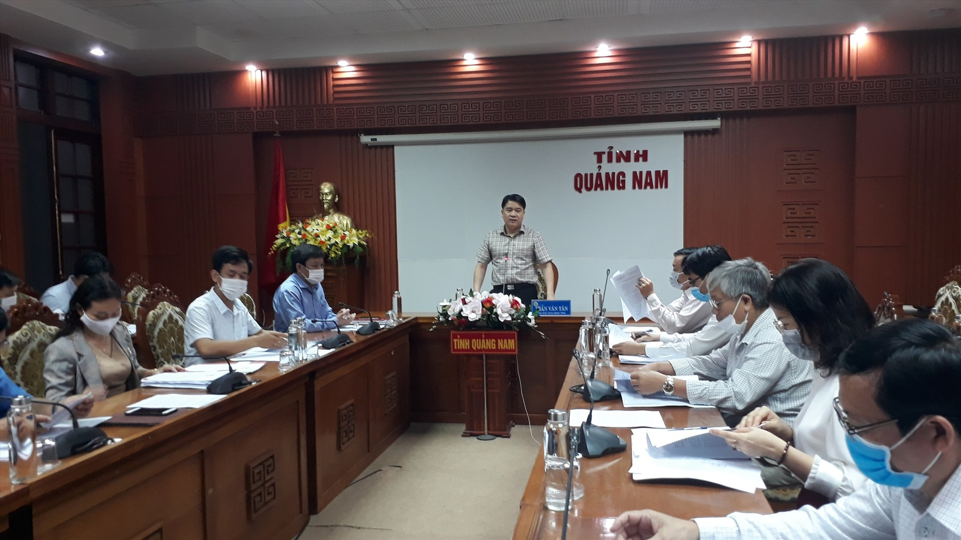 Phó Chủ tịch UBND tỉnh Trần Văn Tân yêu cầu tổ chức lại Trường Mần non thực hành cho phù hợp. Ảnh: X.P