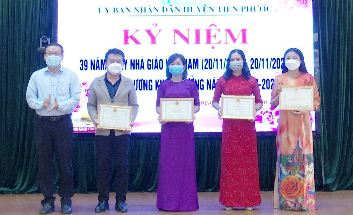 Lãnh đạo huyện Tiên Phước tuyên dương khen thưởng cho các tập thể, cá nhân đạt thành tích xuất sắc trong năm học 2020-2021.