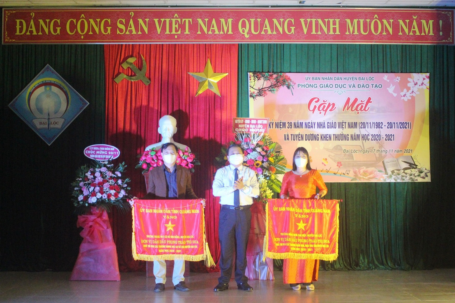 Lãnh đạo Huyện ủy Đại Lộc trao tặng Cờ thi đua xuất sắc của UBND tỉnh cho 2 tập thể giáo dục Đại Lộc. Ảnh: N.D