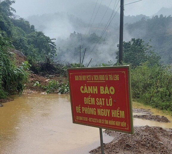 Xã Trà Leng cắm biển cảnh báo, không cho người và phương tiện qua lại các điểm sạt lở