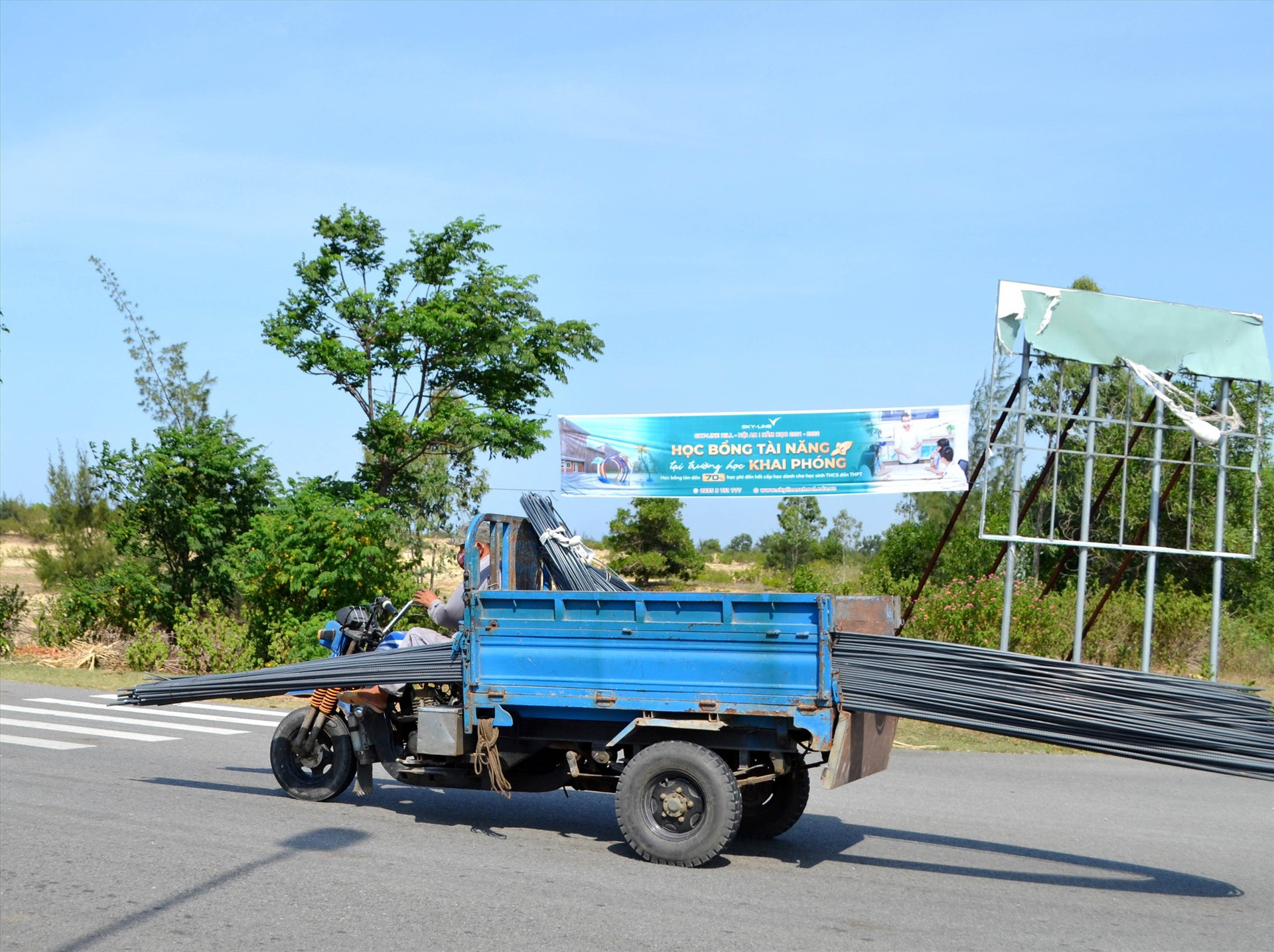 Xe 3 bánh chở hàng cồng kềnh lưu thông trên tuyến ĐT620 qua xã Tam Quang (Núi Thành). Ảnh: K.K