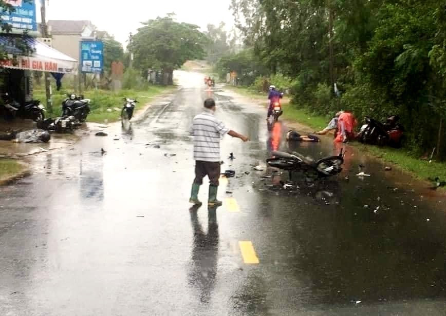 Hiện trường một vụ tai nạn giao thông xảy ra vào chiều tối 27.10.2021 trên tuyến ĐT605 thuộc địa phận xã Điện Tiến, (Điện Bàn). Ảnh: C.T