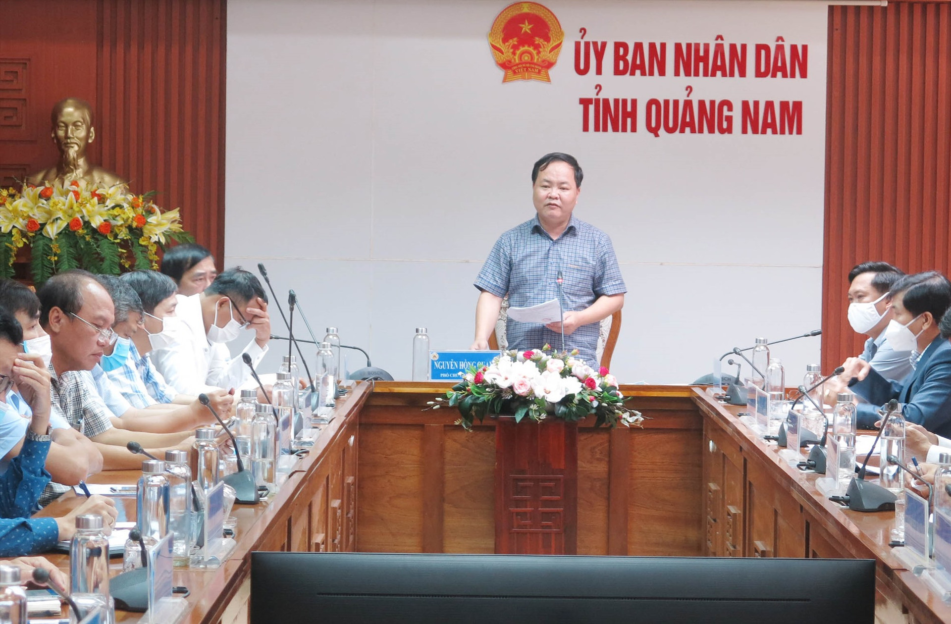 Phó Chủ tịch UBND tỉnh Nguyễn Hồng Quang chủ trì và các huyện, thị, thành phố phát biểu tại phiên họp thực hiện đấu thầu các dự án