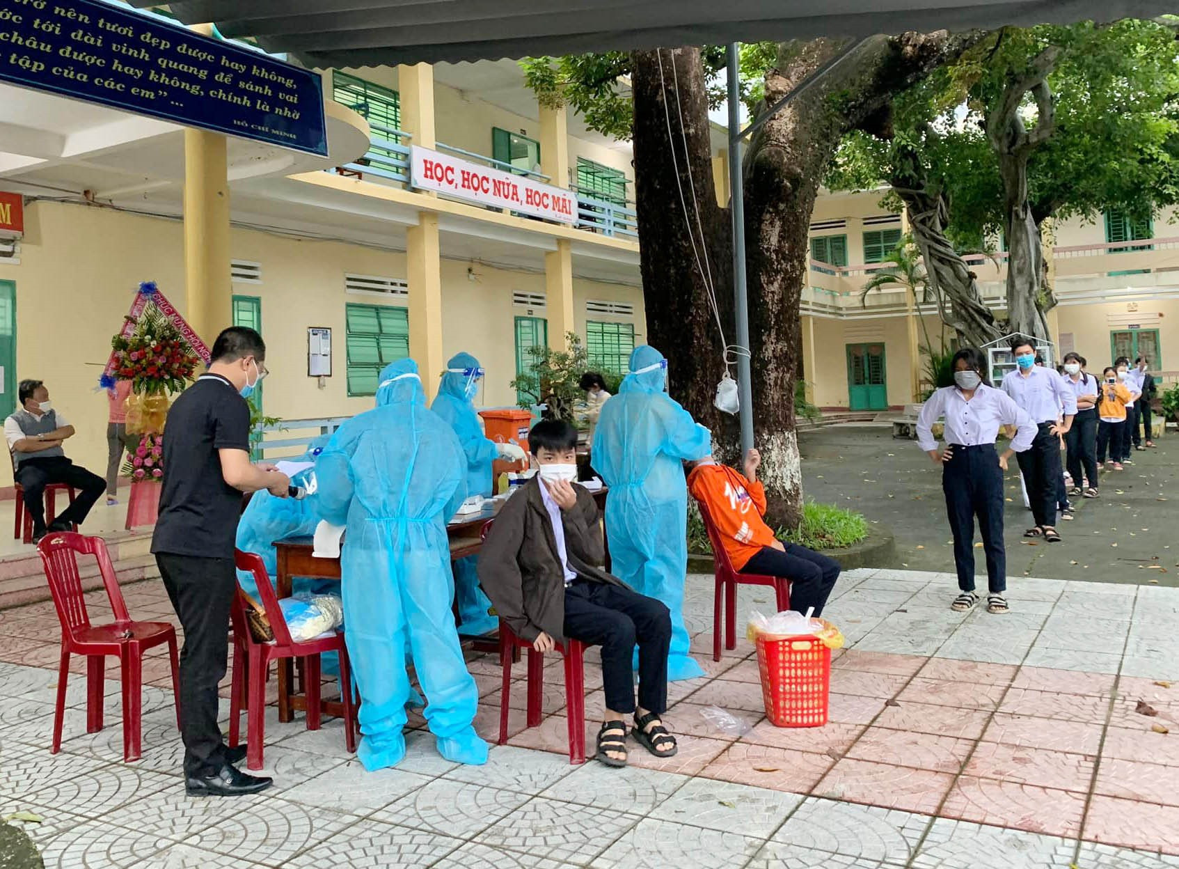 Ngành y tế tiến hành lấy mẫu cho học sinh Trường THPT Nguyễn Duy Hiệu (thị xã Điện Bàn) trong sáng 18.11. Ảnh: TTYTĐB