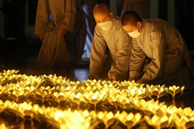 Lễ thắp nến cầu nguyện cho các nạn nhân tử vong vì COVID-19 tại tu viện Khánh An. (Ảnh: Báo Giác ngộ)