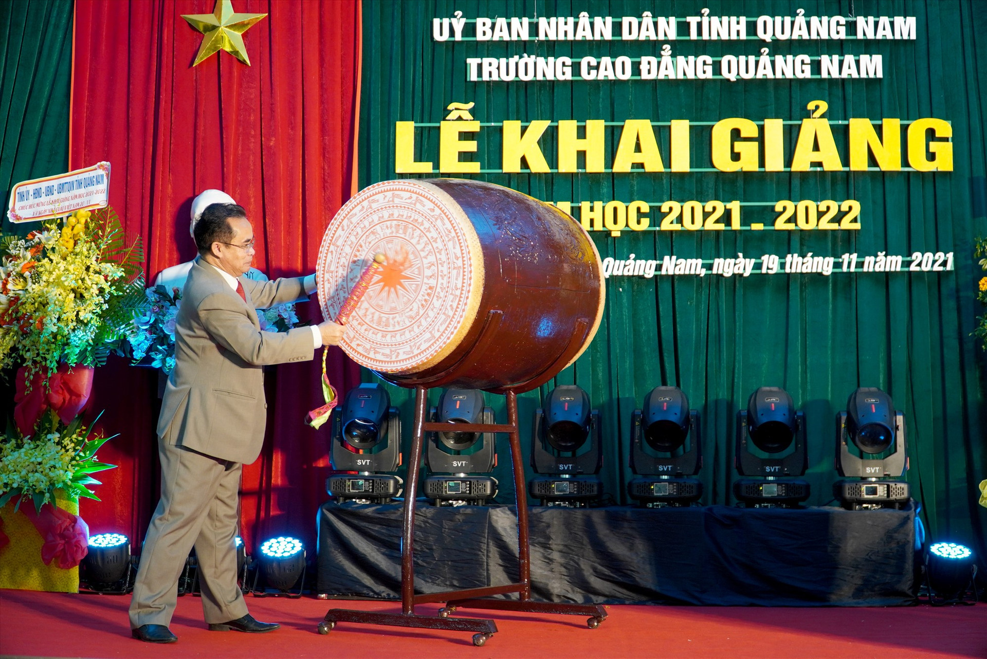 Phó Chủ tịch UBND tỉnh Trần Anh Tuấn tặng hoa chúc mừng lễ khai giảng Trường Cao đẳng Quảng Nam. Ảnh: H.Q