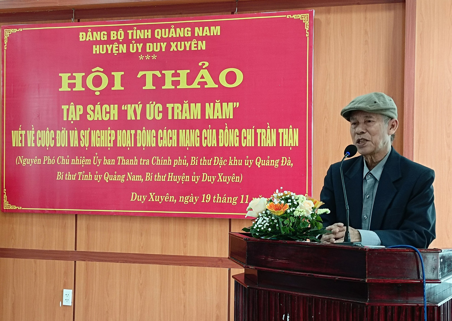 Nhà văn, nhà báo Hồ Duy Lệ - tác giả tập sách phát biểu tại buổi hội thảo.
