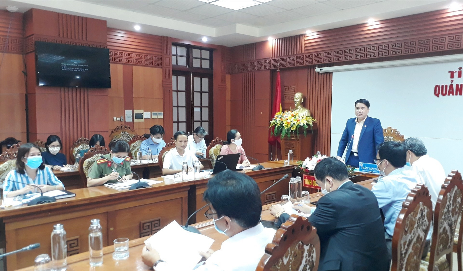 Phó Chủ tịch UBNd tỉnh Trần Văn Tân yêu cầu Công ty TNHH tư vấn giáo dục Teach For Viet Nam hoàn thiện các thủ tục hồ sơ pháp lý. Ảnh: X.P