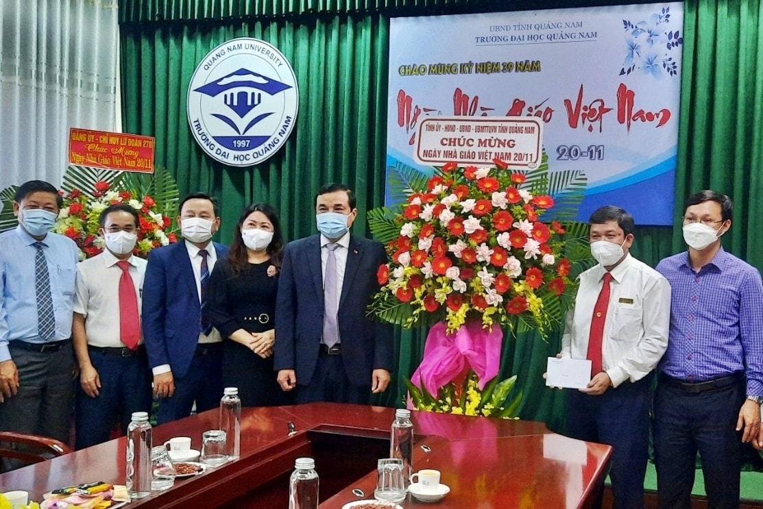 Lãnh đạo tỉnh tặng quà chúc mừng đội ngũ giảng viên, cán bộ Trường Đại học Quảng Nam nhân kỷ niệm 39 năm Ngày Nhà giáo Việt Nam. Ảnh: H.Đ