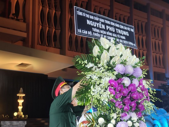 Tổng Bí thư Nguyễn Phú Trọng gửi lẵng hoa tưởng niệm đồng bào tử vong và cán bộ, chiến sĩ hy sinh do đại dịch Covid-19
