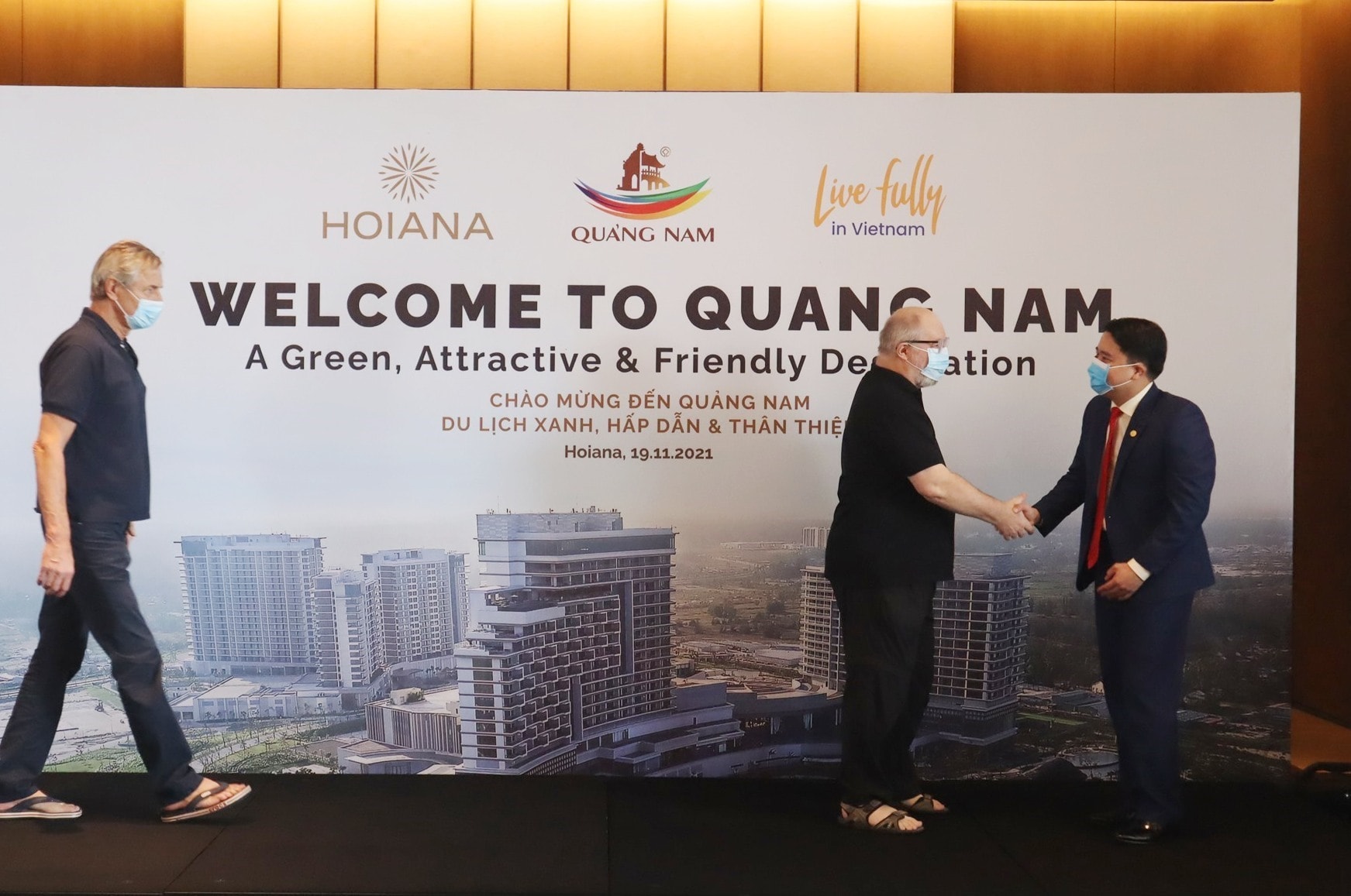 The leader of Quang Nam province (right) welcomes the first foreign tourists after 2 years of lockdown due to the Covid-19 pandemic.