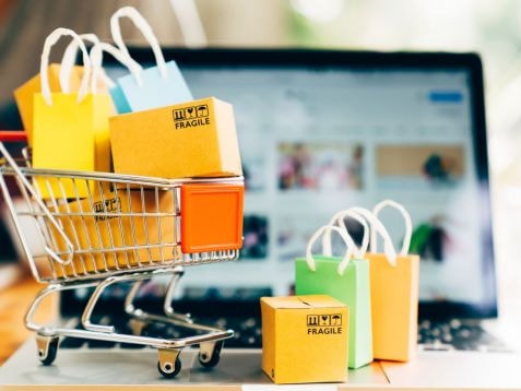 Khi mua sắm online phát triển thì nhu cầu thanh toán không tiền mặt cũng tăng cao. Ảnh minh họa
