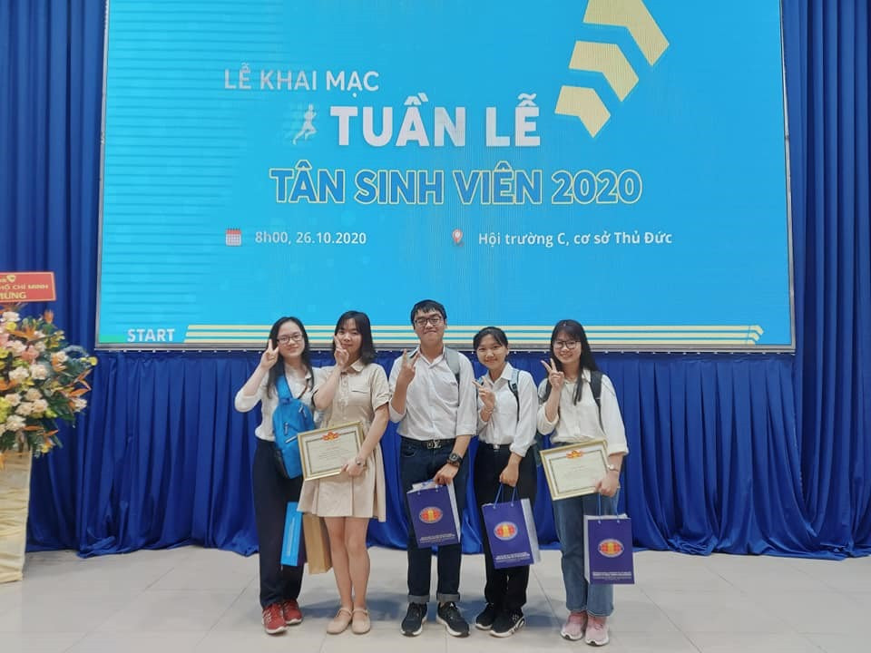 Mai Thị Lệ Huyền nhận danh hiệu thủ khoa theo phương thức Ưu tiên xét tuyển năm 2020 của trường Đại học Khoa học Xã hội và Nhân văn.