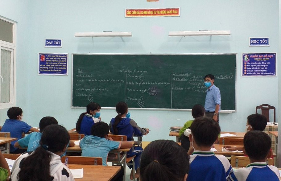 Thầy Phan Đình Phúc dạy các em bị cách ly tại trường.