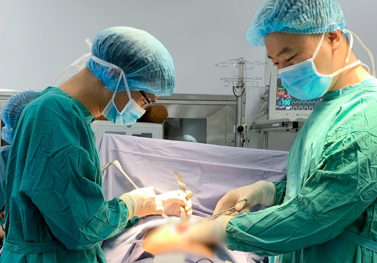 Ekip bác sỹ Bệnh viện Đa khoa Gia Đình phẫu thuật lấy di vật ra khỏi bụng bệnh nhân