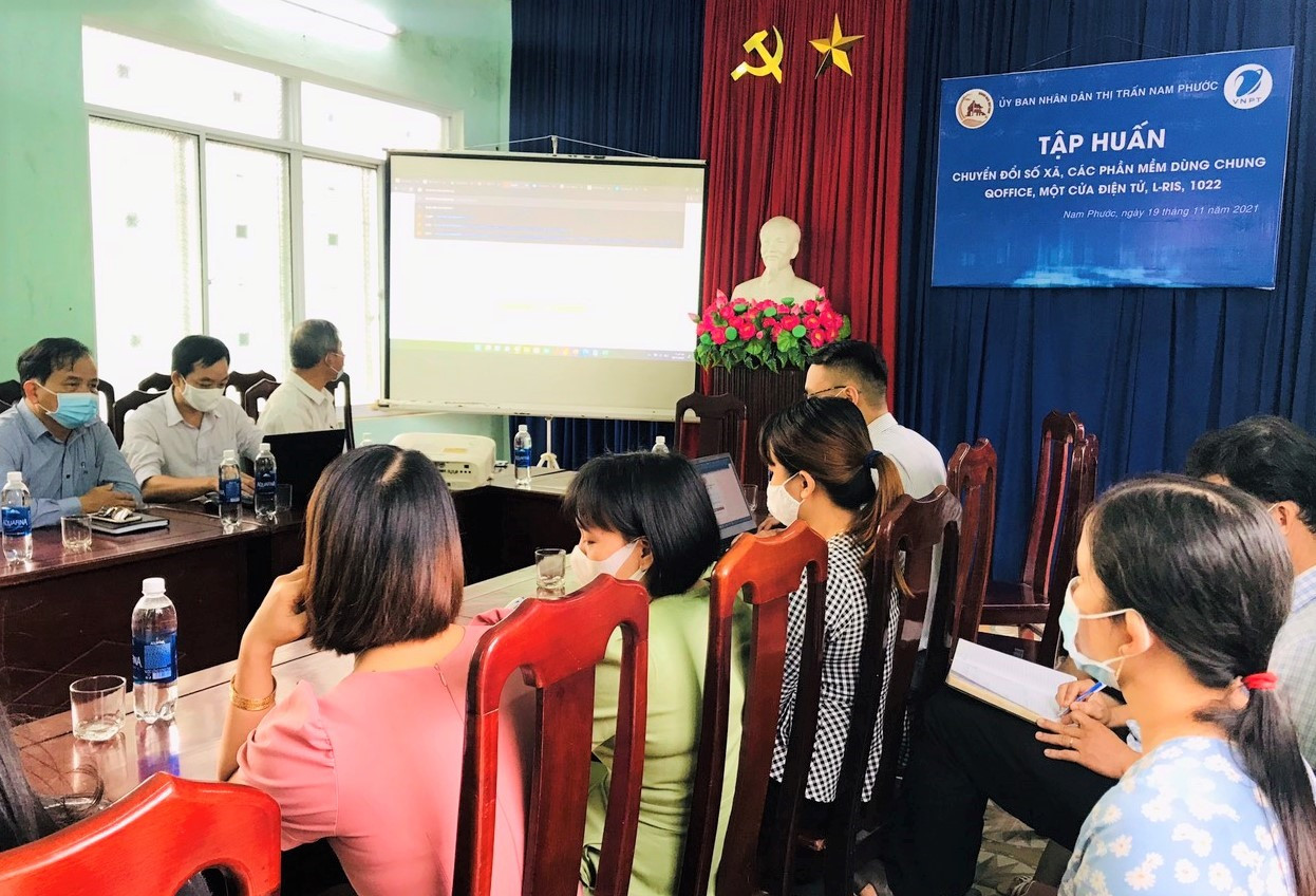 Cán bộ, công chức thị trấn Nam Phước (Duy Xuyên) tham dự tập huấn về chuyển đổi số. Ảnh: V.A