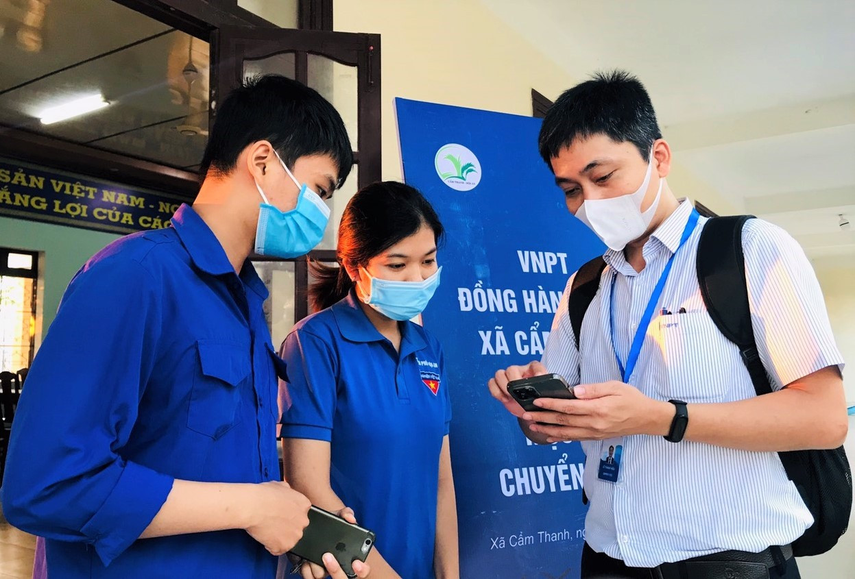 Cán bộ Trung tâm Công nghệ thông tin (VNPT Quảng Nam) hướng dẫn cho cho đoàn viên thanh niên xã Cẩm Thanh (Hội An) cài đặt các ứng dụng thông minh. Ảnh: V.A