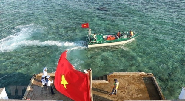 Naval soldiers of Vietnam begin a patrol in the waters of Da Thi Reef in the country's Truong Sa archipelago. (Photo: VNA)