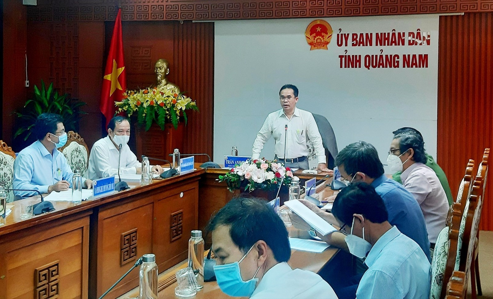 Phó Chủ tịch UBND tỉnh Trần Anh Tuấn phát biểu chỉ đạo tại cuộc làm việc. Ảnh: VĂN SỰ