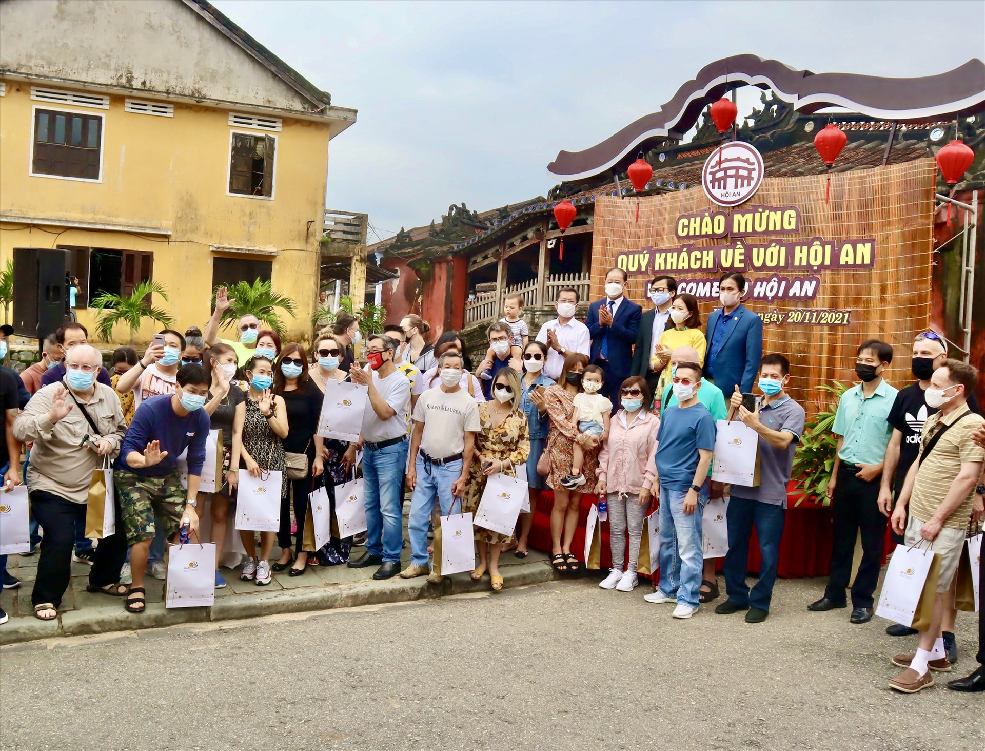 The first delegation of international tourists in Hoi An after 2 years.
