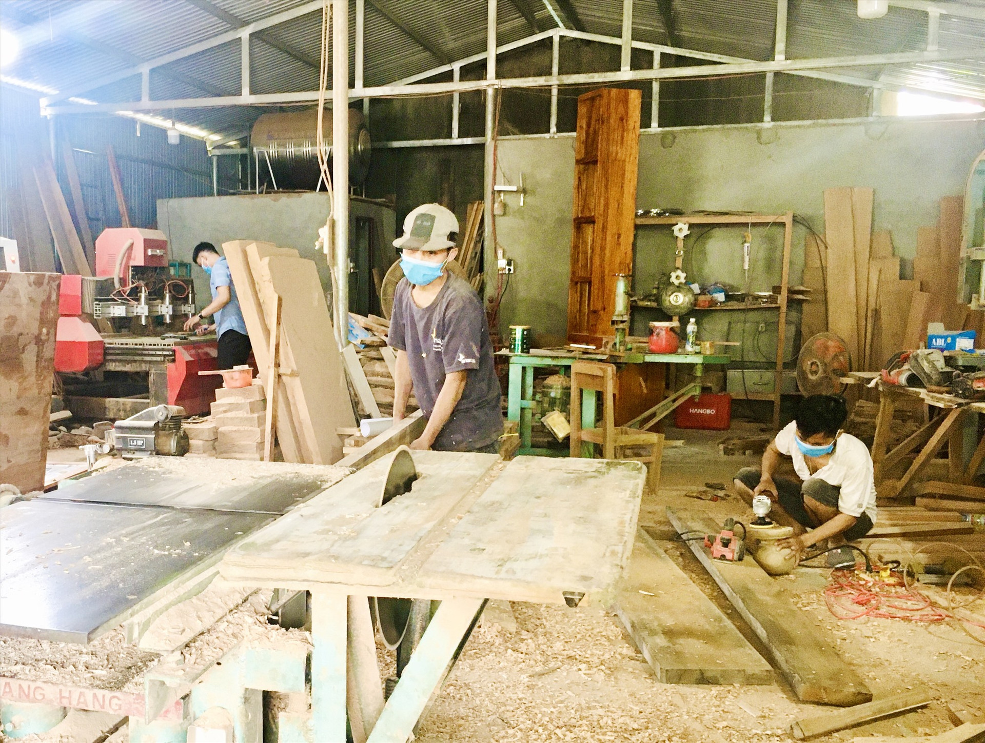 Cơ sở mộc Minh Toàn (xã Quế Trung, Nông Sơn) giải quyết việc làm cho nhiều lao động trẻ tại địa phương. Ảnh: LÊ THÔNG