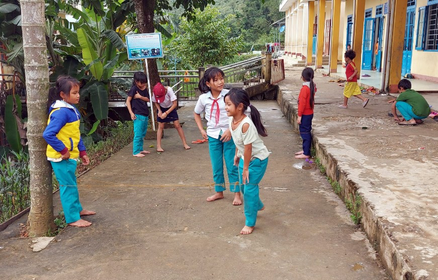 Học sinh tại huyện Nam Trà My trong giờ ra chơi.