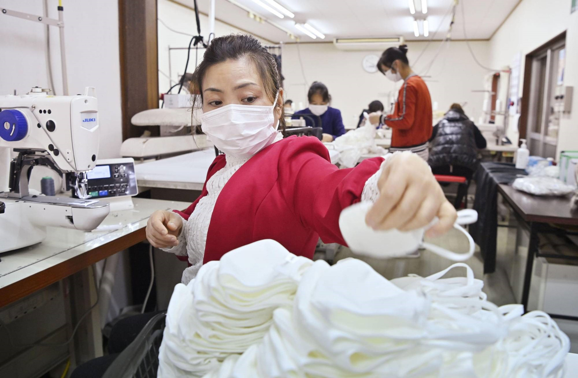 Lao động nước ngoài làm việc tại một nhà máy sản xuất ở Nhật Bản. Ảnh: Kyodo