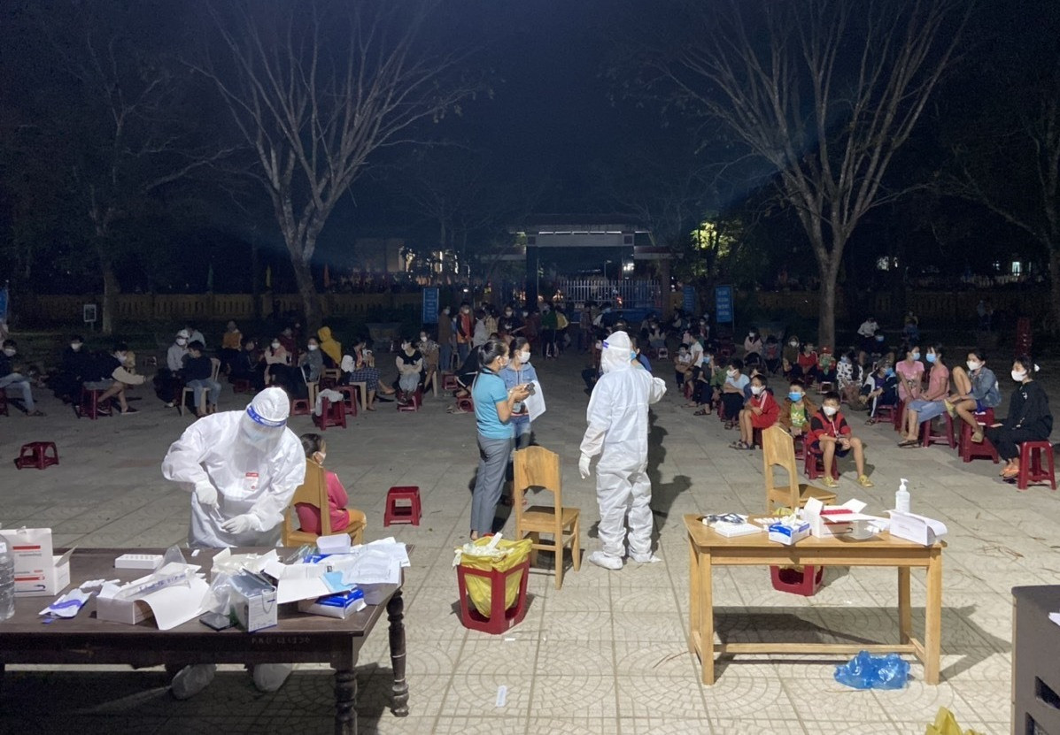 Học sinh Trường TH&THCS Nguyễn Du lấy mẫu xét nghiệm trong đêm 20.11. Ảnh: D.L