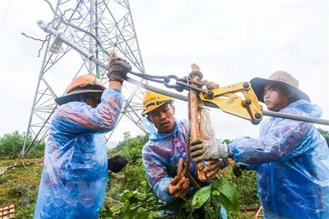 Thi công kéo dây lên trụ của tuyến đường dây 500kV mạch 3 đoạn qua Đà Nẵng. (Ảnh: Trần Lê Lâm/TTXVN)