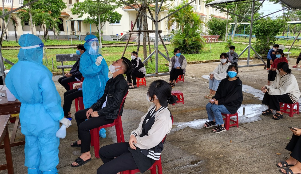 TP.Tam Kỳ thực hiện xét nghiệm cho toàn thể học sinh Trường THPT Duy Tân ngay khi phát hiện ca F0 là học sinh vào sáng 22.11. Ảnh: T.X