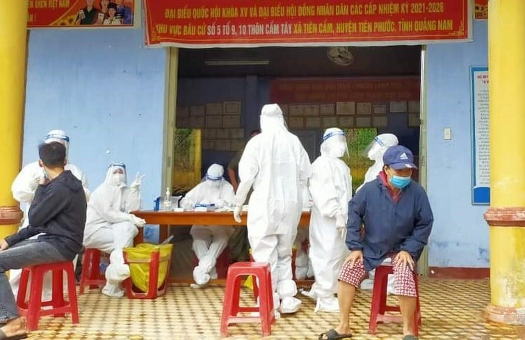 Trung tâm Y tế huyện Tiên Phước huy động tối đa lực lượng truy vết, xét nghiệm cho người dân tại các nơi có ca nhiễm covid-19