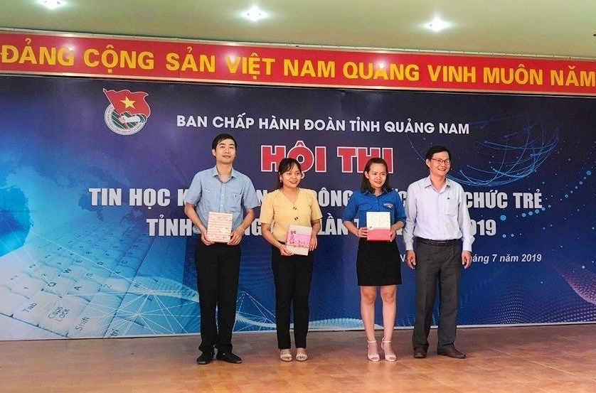 Anh Võ Ngọc Viên (người ngoài cùng bên trái) đạt nhiều giải cao tại các cuộc thi về Tin học. Ảnh: THÁI CƯỜNG