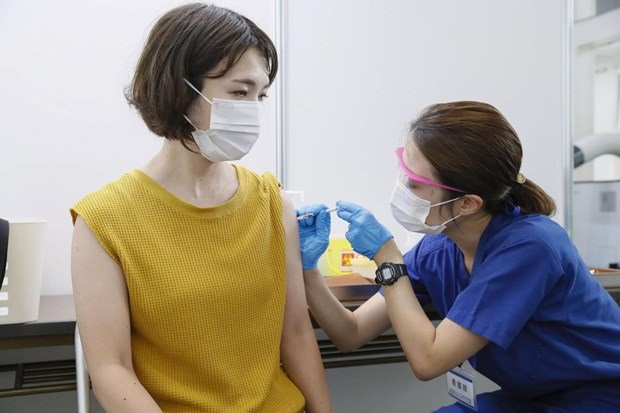 Một phụ nữ tại Tokyo tiêm vaccine COVID-19 (Nguồn: Kyodo)