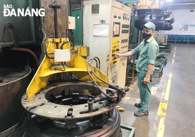 Việc tăng tỷ lệ thông quan luồng xanh góp phần hỗ trợ thiết thực cho doanh nghiệp để đẩy nhanh tiến độ sản xuất, kinh doanh. Trong ảnh: Công nhân đang sản xuất tại Công ty CP Cao su Đà Nẵng.  Ảnh: M.QUẾ