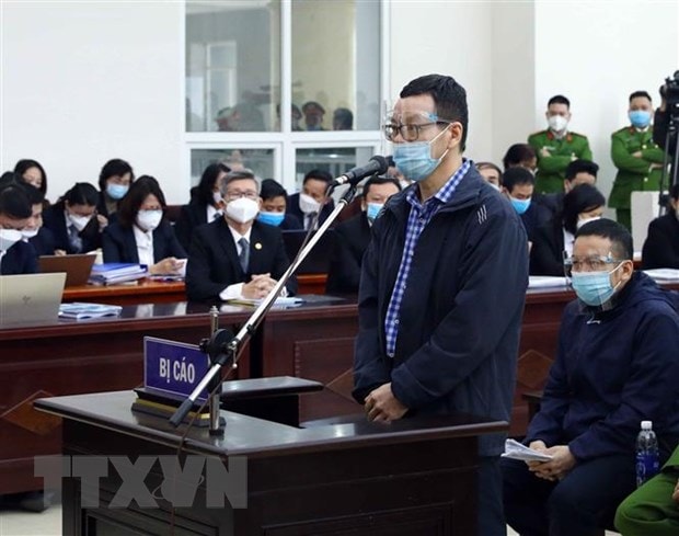 Bị cáo Nguyễn Mạnh Hùng (cựu Phó Tổng Giám đốc Tổng Công ty Đầu tư phát triển đường cao tốc Việt Nam - VEC, cựu Chủ tịch Hội đồng nghiệm thu cơ sở Dự án đường cao tốc Đà Nẵng-Quảng Ngãi) khai báo trước tòa. (Ảnh: Phạm Kiên/TTXVN)