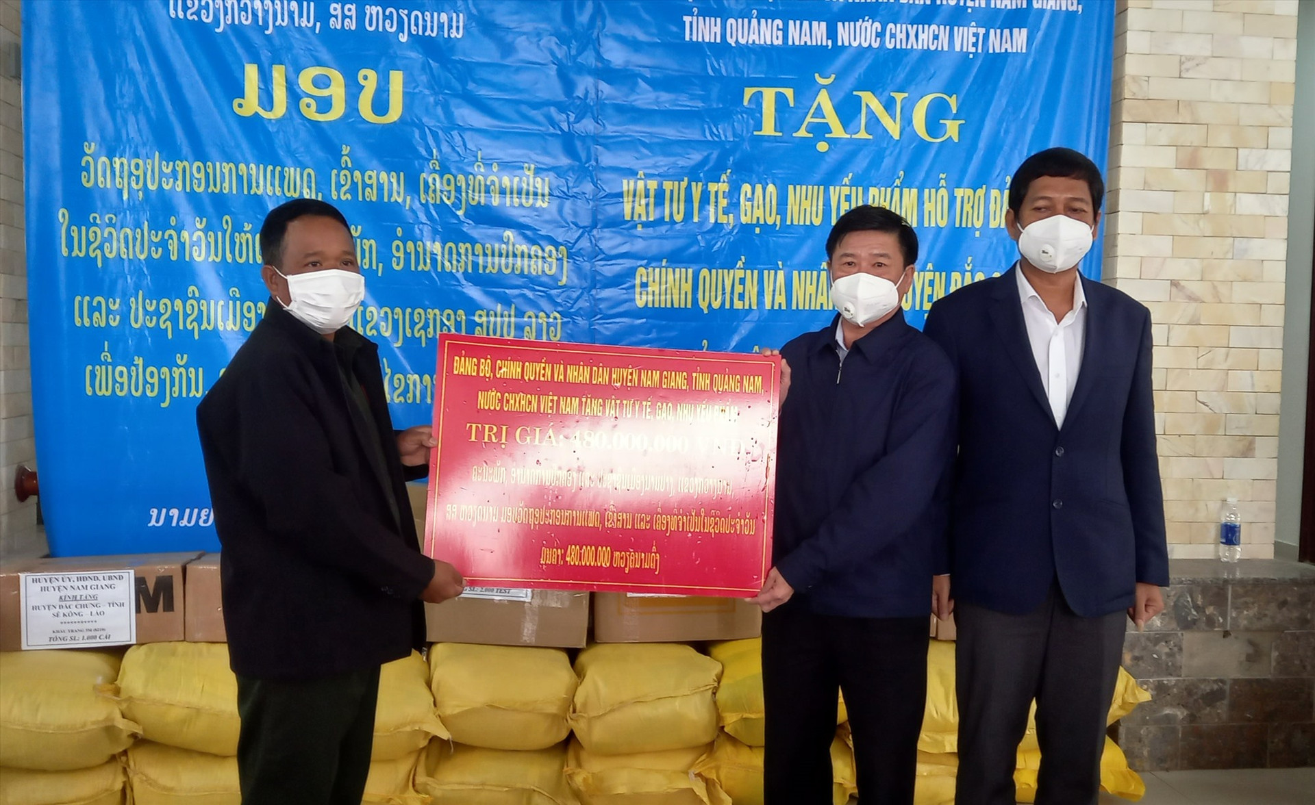 Lãnh đạo huyện Nam Giang trao biểu trưng cho lãnh đạo huyện Đắc Chưng, tỉnh Sê Kông (Lào).