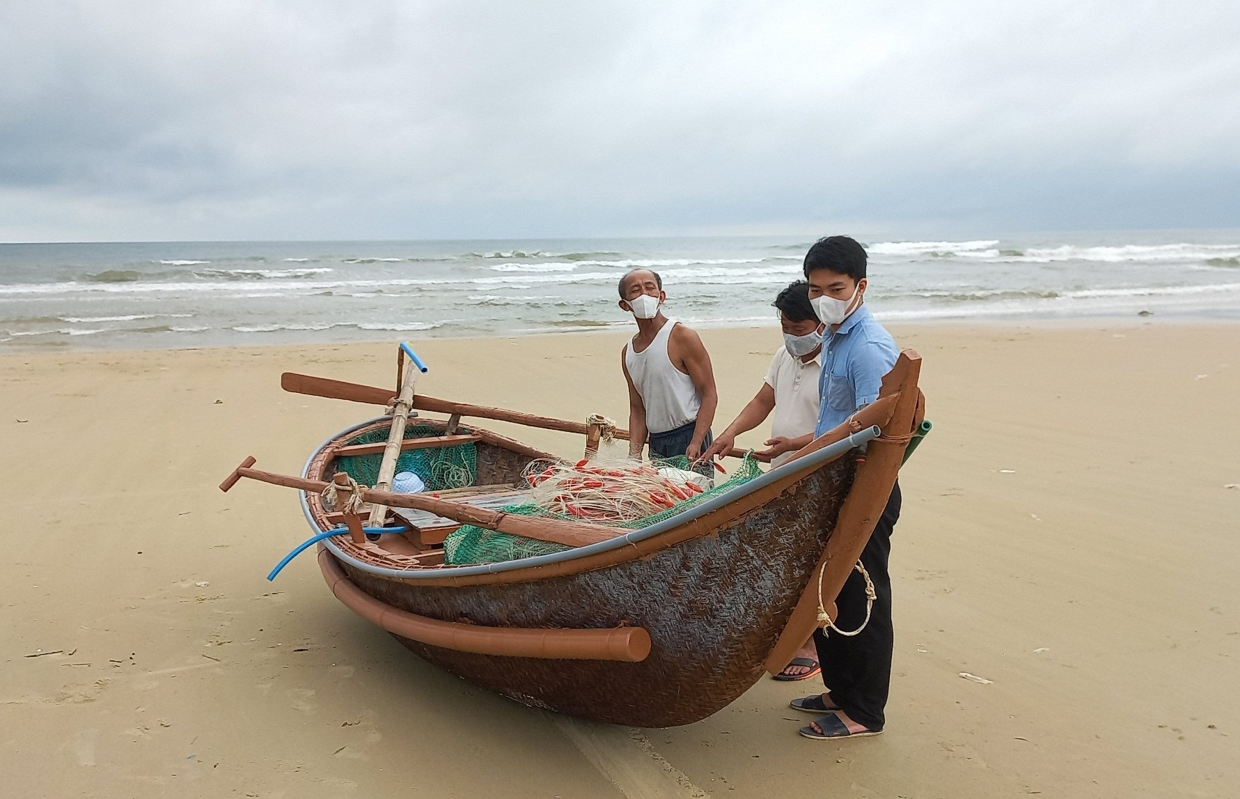Các ngư dân luôn chung tay bảo vệ môi trường biển, làm sạch bãi biển Tam Thanh. Ảnh: V.N