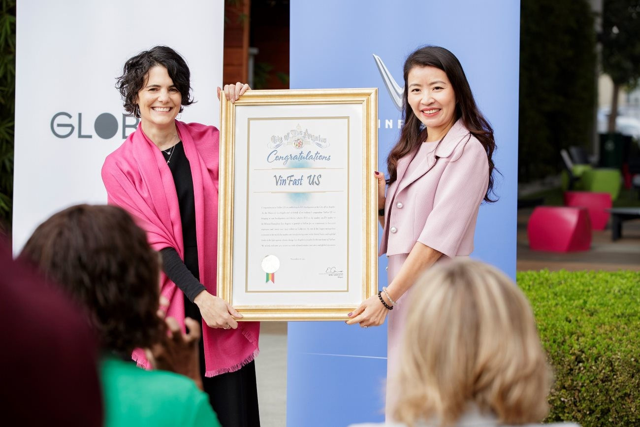 Phó Thị trưởng thành phố Los Angeles Nina Hachigian chúc mừng CEO VinFast Mỹ Nguyễn Thị Vân Anh trong lễ công bố trụ sở tại Mỹ của hãng tại khu vực Playa Vista.