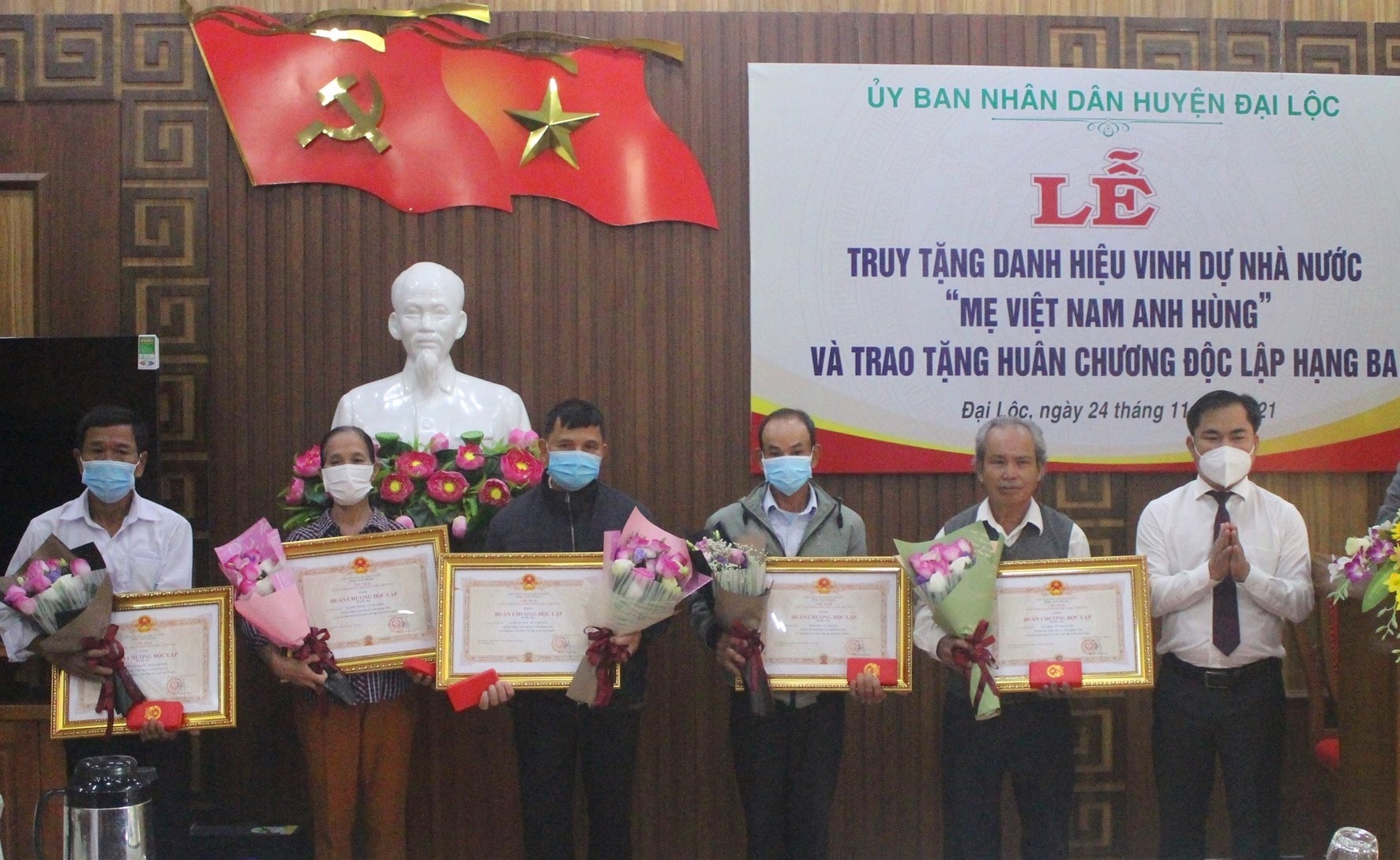 Lãnh đạo huyện Đại Lộc trao tặng Huân chương kháng chiến cho người có công. Ảnh: N.D