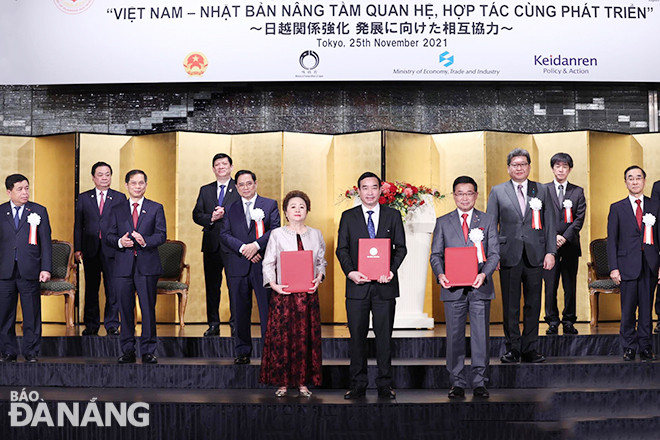 Lễ trao Biên bản ghi nhớ, hợp tác đầu tư giữa Chủ tịch UBND thành phố Lê Trung Chinh (giữa) và Chủ tịch Sumitomo (phải) và Chủ tịch BRG (trái).