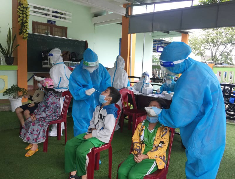 Lực lượng y tế huyện Thăng Bình khẩn trương lấy mẫu xét nghiệm.