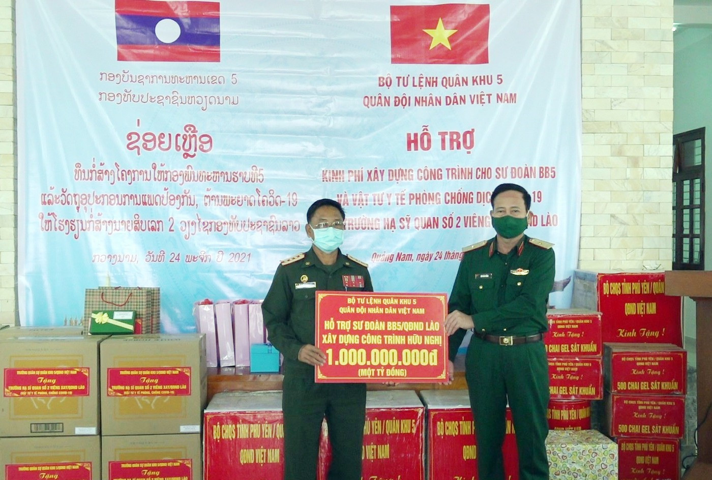 Thiếu tướng Hưá Văn Tưởng, Phó Tư Lệnh Quân khu bàn giao kinh phí hỗ trợ xây dựng công trình hữu nghị quân sự cho sư đoàn 5, QĐND Lào.