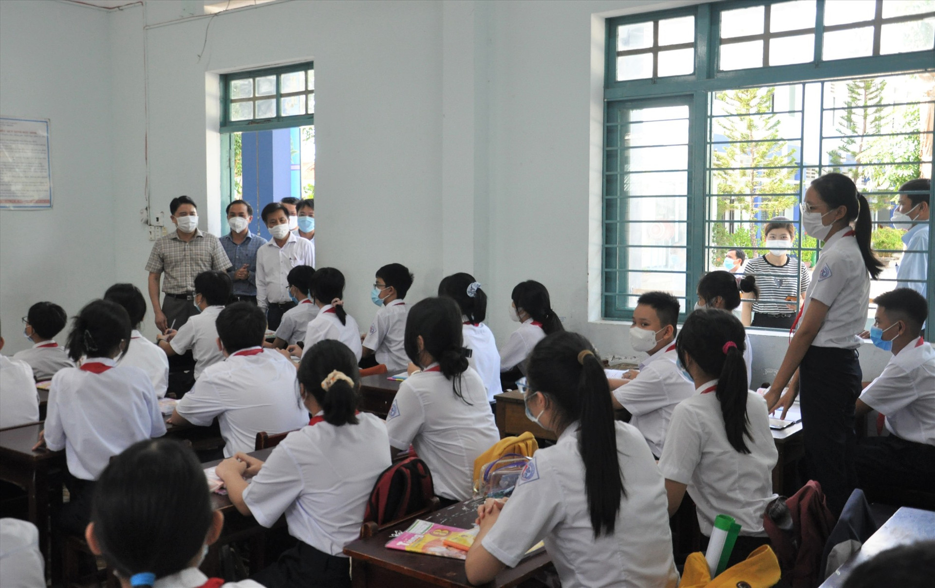 Phó Chủ tịch UBND tỉnh Trần Văn Tân cùng lãnh đạo Sở Y tế, GD-ĐT kiểm tra công tác phòng chống dịch Covid-19 trong trường học tại Tam Kỳ hồi đầu năm học. Ảnh: X.P