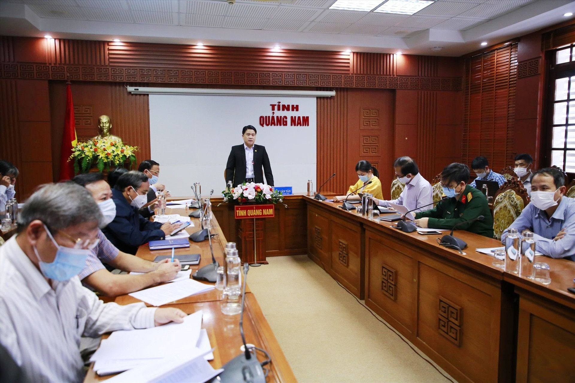 Phó Chủ tịch UBND tỉnh Trần Văn Tân phát biểu tại cuộc họp. Ảnh: T.C