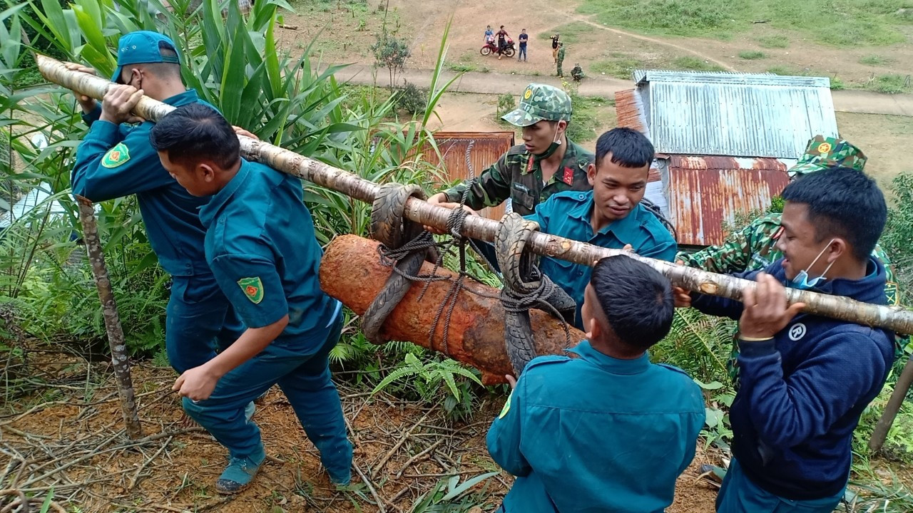 Lực lượng công binh Bộ CHQS tỉnh Quảng Nam vận chuyển bom.
